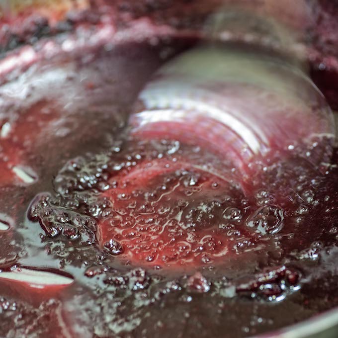 Préparation d'une sauce maison aux fruits rouges - Restaurant Basilou Périgueux