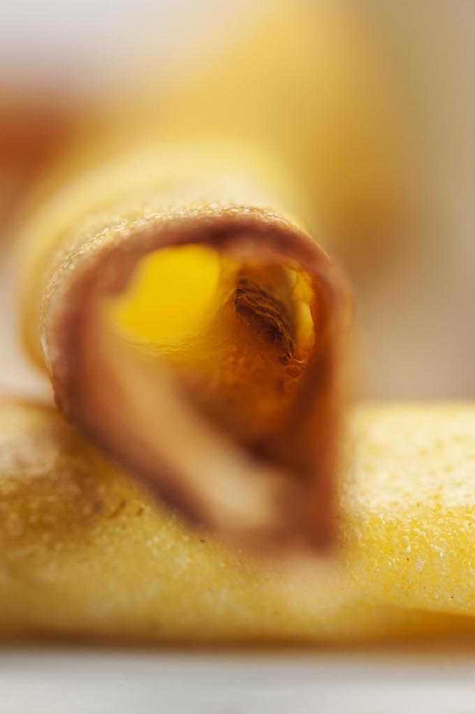 Gros plan d'une garniture croustillante faite maison - Restaurant Basilou Périgueux