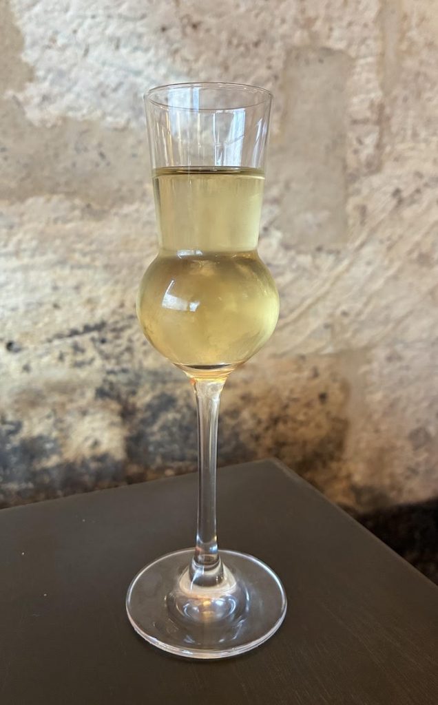 Le Basilou, boisson apéritive artisanale au basilic et vin blanc - Restaurant Basilou Périgueux