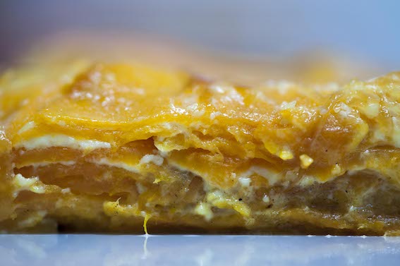 Gros plan d'un mille-feuille de légumes étagé - Cuisine végétarienne créative au Restaurant Basilou Périgueux