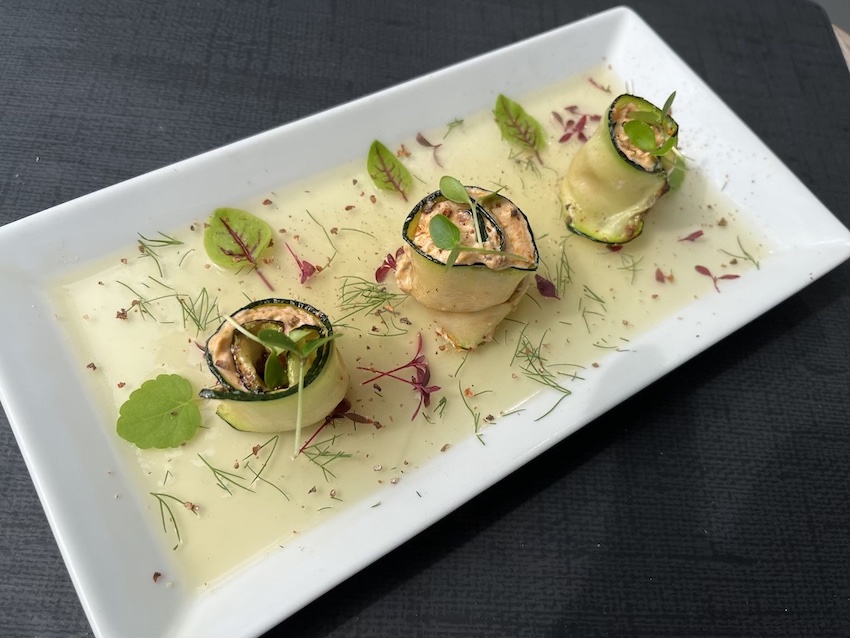 Entrée de courgettes roulées et garnies - Cuisine végétarienne au Restaurant Basilou Périgueux