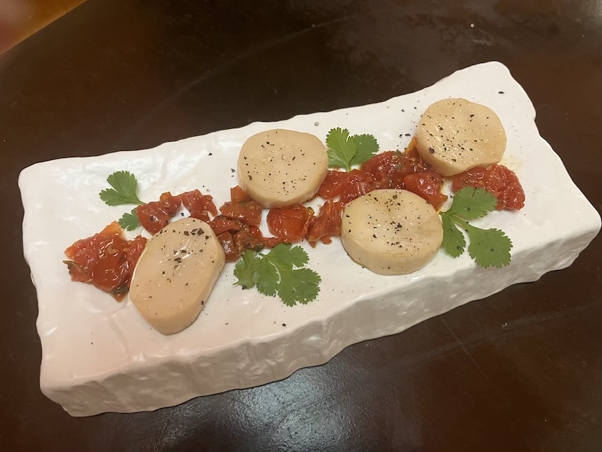 Médaillons de seitan et tempeh maison avec garniture végétale - Restaurant Basilou Périgueux