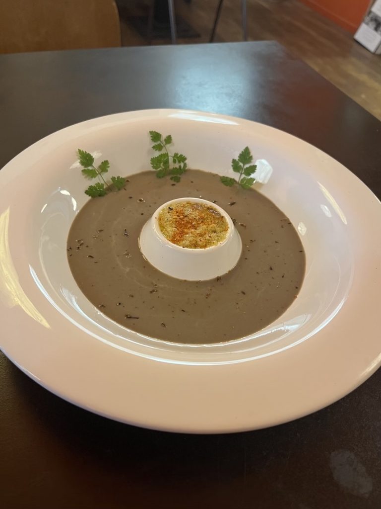 Velouté de légumes et mousses végétales aux herbes fraîches - Restaurant Basilou Périgueux
