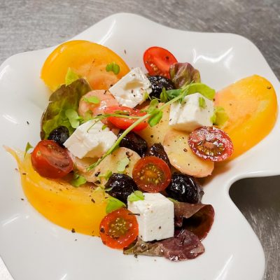 Entrée de saison colorée avec tomates, olives et fromage frais - Menu du jour Basilou Périgueux