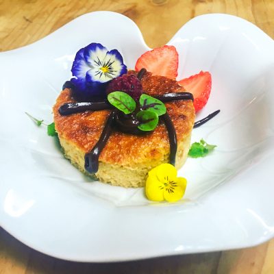 Brownie au chocolat décoré de fruits frais et fleurs comestibles - Dessert du jour Basilou Périgueux