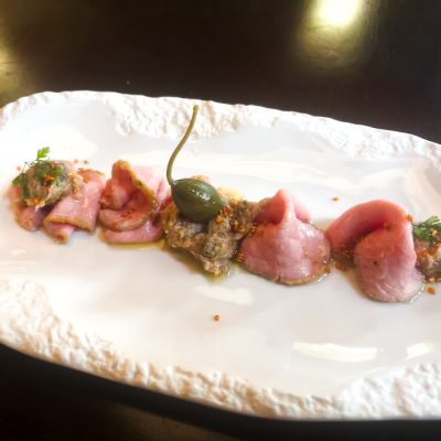 Vitello tonnato traditionnel du Piémont - Entrée de la carte Lune de neige au Restaurant Basilou Périgueux