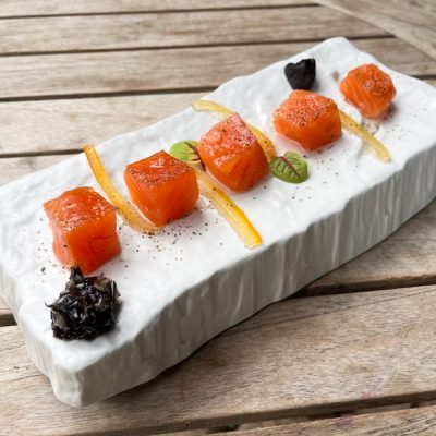 Dés de poisson mariné aux zestes d'agrumes et condiment noir - Carte Lune de neige Basilou Périgueux